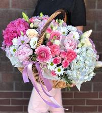 Композиция солнечный день в ЗАТО Солнечном Цветочная композиция из Розы, Хризантемы, Пионы и Лизиантусы в корзине в ЗАТО Солнечном