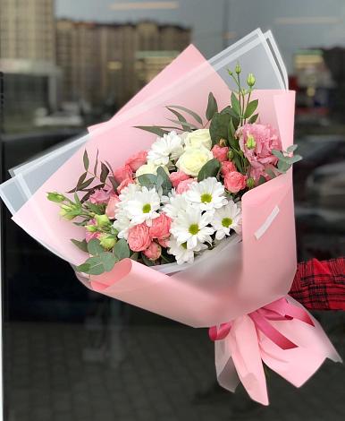 Букет цветов из: Розы, Лизиантусы и Хризантемы в ЗАТО Солнечном